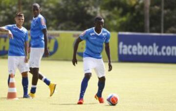 Joel (Camerún). Es compañero de Felipe Seymour y Eugenio Mena en Cruzeiro.