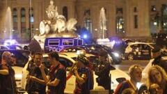 La afici車n del Bar?a abarrota la fuente de Canaletas