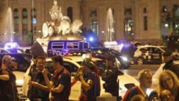 La afición del Barça abarrota la fuente de Canaletas