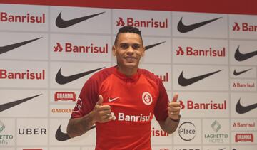 Actualmente juega en Barcelona de Guayaquil, club en el que se hizo conocido luego de la brillante campaña con el 'Ídolo' en la Copa Libertadores 2017, donde fue semifinalista. Pasó a Junior e Internacional de Porto Alegre, donde no logró repetir sus buenas actuaciones anteriores en Ecuador. Ahora, volvió al club donde mejor rindió.