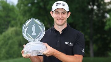 Patrick Cantlay posa con el t&iacute;tulo de campe&oacute;n del The Memorial Tournament en el Muirfield Village Golf Club de Dublin, Ohio.