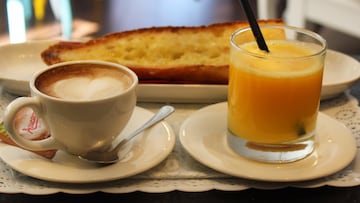 Café, tostadas y zumo