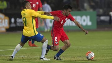 Futbol, Chile vs Brasil
El jugador de la seleccion chilena Gabriel Suazo disputa el balon con Felipe Vizeu de Brasil durante el partido por el grupo A del Sudamericano sub 20 Ecuador 2017 disputado en el estadio Riobamba, Ecuador
20/01/2017
Valdemar Hurtado/Photosport*******
Football, Chile vs Brasil
The player of the Chilean selection Gabriel Suazo dispute the ball with Felipe Vizeu of Brazil during the match for the group A of the South American sub 20 Ecuador 2017 disputed in the Riobamba stadium, Ecuador
20/01/2017
Valdemar Hurtado/Photosport