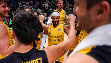 Patty Mills, juntos a sus compañeros.