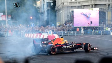 Sergio Pérez pilota el Red Bull RB7 por las calles de Madrid.