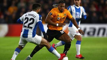 Espanyol's Argentinian midfielder Matias Vargas (L) vies with Wolverhampton Wanderers' Spanish midfielder Adama Traore (C) during the UEFA Europa League round of 16 first leg football match between Wolverhampton Wanderers and Espanyol at the Mol