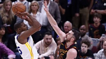 CLD01. CLEVELAND (EE.UU.), 06/06/2018.- Kevin Durant (i) de Golden State Warriors tira a canasta ante la defensa de Kevin Love (d) de Cleveland Cavaliers, hoy, miércoles 6 de junio de 2018, durante el tercer juego de las finales de la NBA, en el Qu