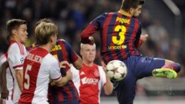 Piqué intenta un remate acrobático.