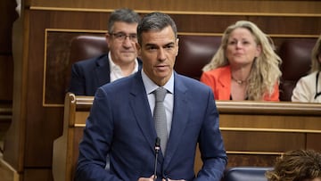 El presidente del Gobierno, Pedro Sánchez, interviene durante una sesión de control al Gobierno, en el Congreso de los Diputados, a 18 de junio de 2025, en Madrid (España). Sánchez participa en la sesión de control al Gobierno de hoy para responder a las preguntas de los grupos parlamentarios tras aplazarse la conferencia de la ONU de Nueva York a la que tenía previsto asistir. La sesión está centrada en la crisis abierta en el PSOE tras la revelación del informe de la UCO que apunta al ya ex secretario de Organización del PSOE, Santos Cerdán, como figura clave en el caso Kolo y la presunta trama de comisiones ilegales en obras públicas.
18 JUNIO 2025;SANTOS CERDÁN;GOBIERNO;SESIÓN DE CONTROL
Jesús Hellín / Europa Press
18/06/2025