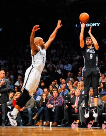 Ricky Rubio ejecuta un lanzamiento.