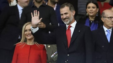 El rey Felipe junto a la presidenta de la Comunidad de Madrid, Cristina Cifuentes en el palco antes del partido entre Atlético de Madrid y Málaga.