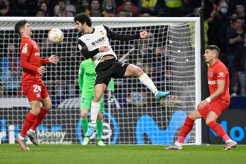 Sime Vrsaljko y Gonçalo Guedes.