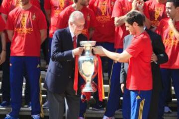 Casillas entrega el trofeo de la Eurocopa 2012 al Rey Juan Carlos.