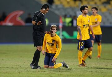 El árbitro Mohamed Farouk con Antoine Griezmann.