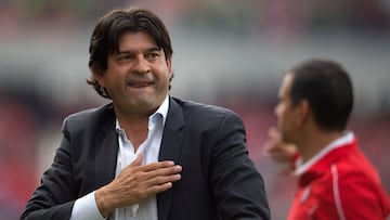 Action photo during the match Toluca (MEX) vs Sao Paulo Futebol Clube (BRA), corresponding to the second leg match of the first knockout round of the Copa Libertadores 2016 Bridgestone at the Nemesio Diez Stadium.
Foto de accion durante el partido Toluca (MEX) vs Sao Paulo Futebol Clube (BRA), correspondiente al partido de vuelta de los octavos de final de la Copa Bridgestone Libertadores 2016, en el Estadio Nemesio Diez, en la foto: Jose Saturnino Cardozo DT de Toluca
04/05/2015/MEXSPORT/Osvaldo Aguilar.