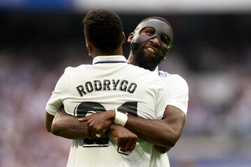 Rodrygo y Rüdiger se abrazan en el Clásico.