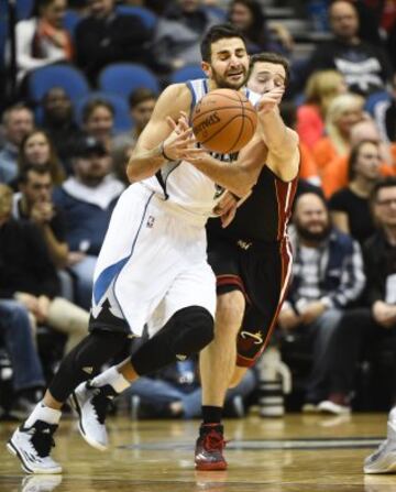 Ricky Rubio disputa el balón con Goran Dragic.