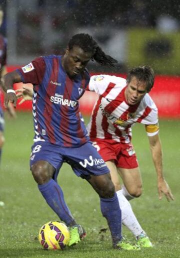 El jugador de la Sociedad Deportiva Eibar, Boateng y Corona.