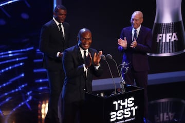 Un amigo de Francis Kone recibe en su nombre el premio al juego limpio. Francis Kon¨¦ salv¨® la vida del portero rival al ver que no pod¨ªa respirar y ayudarle a que pudiese hacerlo con normalidad.