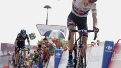 Tom Dumoulin supera a Froome en la Cumbre del Sol y se queda con la etapa y el liderato de la Vuelta a Espa&ntilde;a. 