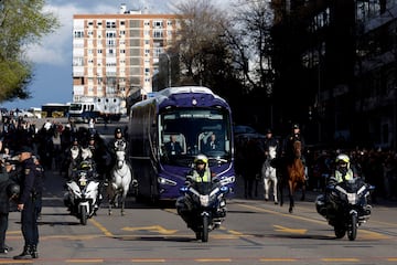 Antes del inicio del encuentro frente al Celta de Vigo uno de los comentarios más repetidos entre los aficionados del Madrid ha sido: ¿Qué significa Y-3? Esta letra y número se podía leer en el nuevo diseño del autobús del club blanco. El autobús luce con un llamativo color morado con las rosas que encontramos en la tercera equipación del Real Madrid. Este nuevo diseño hace referencia a la nueva colección de ropa en conjunto con Y-3 que ya está a la venta en la página web del Real Madrid. Yohji Yamamoto,  uno de los diseñadores de moda más destacados de la actualidad y conocido pionero de la nueva ola japonesa de los años 80.