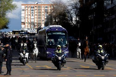 Antes del inicio del encuentro frente al Celta de Vigo uno de los comentarios más repetidos entre los aficionados del Madrid ha sido: ¿Qué significa Y-3? Esta letra y número se podía leer en el nuevo diseño del autobús del club blanco. El autobús luce con un llamativo color morado con las rosas que encontramos en la tercera equipación del Real Madrid. Este nuevo diseño hace referencia a la nueva colección de ropa en conjunto con Y-3 que ya está a la venta en la página web del Real Madrid. Yohji Yamamoto,  uno de los diseñadores de moda más destacados de la actualidad y conocido pionero de la nueva ola japonesa de los años 80.