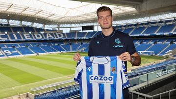 Alexander Sorloth posa en el Reale Arena de vuelta a la Real