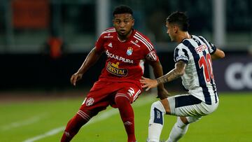 Peru's Sporting Cristal Johan Madrid (L) and Argentina's Talleres de Cordoba Hector Fertoli (R) vie for the ball during their Copa Libertadores group stage football match, at the Mario Alberto Kempes stadium in Cordoba, Argentina, on April 26, 2022. (Photo by DIEGO LIMA / AFP)