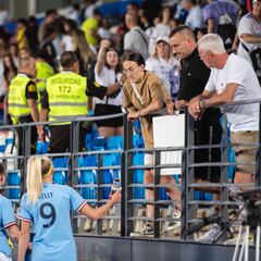 Bronze y varias jugadoras del Atlético, en el Di Stéfano