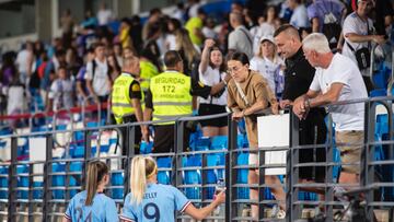 Lucy Bronze, jugadora del Barça, saludando a sus excompañeras del City en el Di Stéfano.