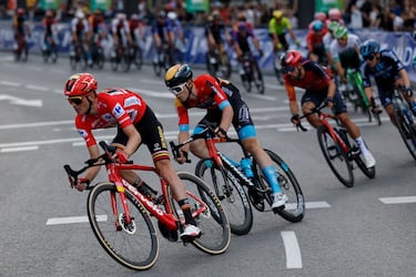 El líder Sepp Kuss a la cabeza del pelotón. 