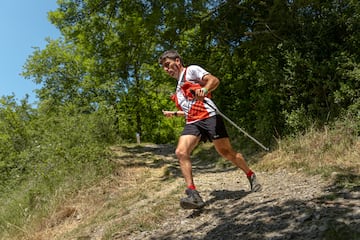 Pol Makuri, en la Zegama-Aizkorri, corriendo con calzado distinto.