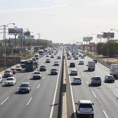 ¿Me pueden multar por circular con el coche por el carril central en una carretera? Esto dice el reglamento de la DGT