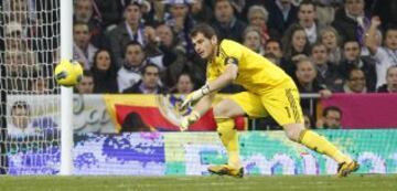 El 26 de noviembre de 2011 encajó un gol de Adrián a los 14 minutos pero el Real Madrid acabó ganando por 4-1. 