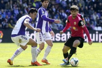 El jugador del UD Almería Suso controla el balón ante los jugadores del Real Valladolid Jesús Rueda y Víctor Pérez, durante el partido correspondiente a la 31ª jornada de la Liga BBVA de fútbol disputado esta mañana en el Estadio José Zorrilla.