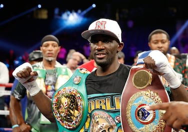 En los últimos años, el acercamiento de los organismos permitió que las unificaciones fuesen posibles con mayor facilidad. Los datos hablan por si solos. El primero en esta ‘nueva época’ fue Terence Crawford. Había sido campeón mundial en el ligero y decidió subir de peso. Era monarca WBO del ligero y como campeón de ese organismo tuvo posición preferencial para subir de peso y disputar la misma faja en el superligero. En abril de 2015 ganó a Thomas Dulorme para lograrla. Tras dos defensas, pudo unificar con le campeón WBC, Viktor Postol, y reunió las dos coronas. Desde ese momento el objetivo fue unificar, y por el otro lado todo se puso 'fácil'. Julius Indongo sorprendió al mundo al noquear a Eduard Troyanovsky en Rusia y Ricky Burns le retó en su siguiente combate. El africano también le ganó y con dos campeones uniendo los cuatro títulos, todo estaba claro. El 19 de agosto de 2017 Terence Crawford se quedó como único campeón al fulminar en tres asaltos a Indongo. Tras el hito, Crawford subió al welter. 