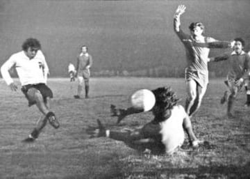 Carlos Caszely ante Independiente en la final de 1973.