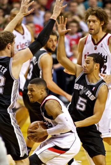 Lillard (Portland) rodeado de jugadores de los Spurs.