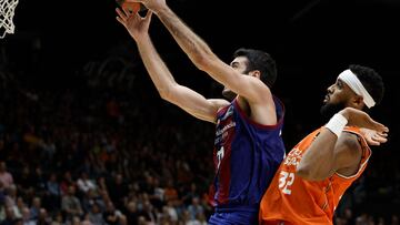 VALENCIA, 29/10/2023.- El escolta del FC Barcelona Álex Abrines (i) y el pívot del Valencia Brandon Davies durante el partido de Liga Endesa que disputan en el Pabellón Fuente de San Luis de VAlencia. EFE/ Kai Forsterling