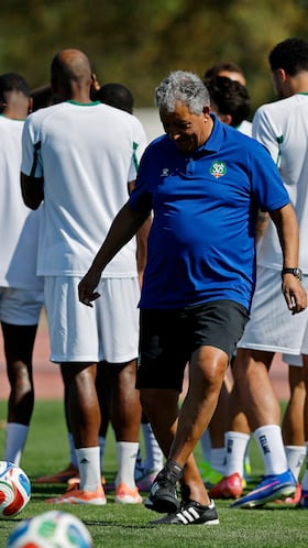 Soccer Football - FIFA World Cup - Inter-Confederation Playoffs - Suriname Training - Centro Deportivo Borregos, Monterrey, Mexico - March 25, 2026 Suriname coach Henk ten Cate during training REUTERS/Daniel Becerril