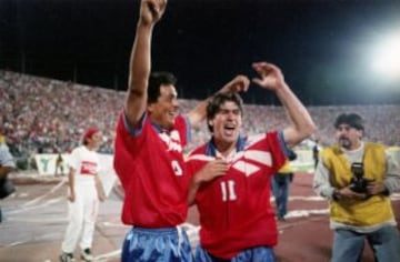 Una de las tantas postales rumbo a Francia 1998. Marcelo Salas y el abrazo con V&iacute;ctor Hugo Casta&ntilde;eda.