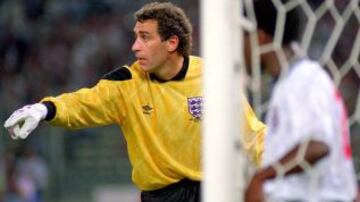 El arquero inglés Peter Shilton jugó profesionalmente hasta los 48 años.