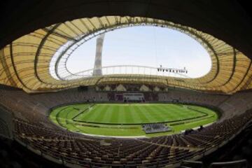 El Khalifa International Stadium es el recinto al aire libre refrigerado más grande del mundo, diseñado para que la sensación térmica en su interior sea de 26º en una zona en la que se registran temperaturas máximas de 50º en verano. 