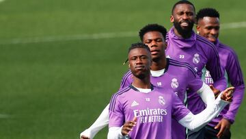 MADRID, 10/03/2023.- El centrocampista angoleño del Real Madrid, Eduardo Camavinga (i), durante el entrenamiento que el equipo ha realizado este viernes en la Ciudad Deportiva de Valdebebas en Madrid. EFE/Javier Lizón
