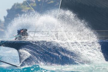 Del 26 al 31 de diciembre se disput¨® la Hobart Yacht Race, un evento anual que ya es todo un referente del
mundo de las regatas en alta mar y un cl¨¢sico de la temporada navide?a australiana. En la imagen, John Flannery de Black Jack aparece cubierto por el roc¨ªo en la proa de su embarcaci¨®n durante la salida en el puerto de Sidney.