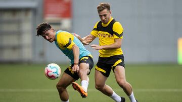 23 November 2022, Singapore, Singapur: Soccer: Bundesliga, Borussia's Asia trip, Dortmund's Guille Bueno (l) and Felix Passlack fight for the ball during public training. BVB's Asia trip includes stops in Singapore, Malaysia and Vietnam until 01 December. Photo: Marco Steinbrenner/dpa (Photo by Marco Steinbrenner/picture alliance via Getty Images)