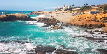 Ubicada al límite con la provincia de Cádiz, la Playa de Los Toros pertenece al municipio malagueño de Manilva, en la comarca de la Costa del Sol Occidental. Su nombre se debe a la Cañada Real de los Barrios de Estepona por la que antiguamente solía transitar el ganado. Se trata de una playa semiurbana situada cerca de una zona urbanizada que tiene normalmente un nivel de ocupación medio. Con una extensión de 1.300 metros de longitud y unos 50 metros de anchura media, se trata de la playa más amplia del término. Se caracteriza por una arena formada por grava, y un oleaje moderado, lo que hacen que sea un lugar perfecto para realizar largos paseos por la orilla del mar.