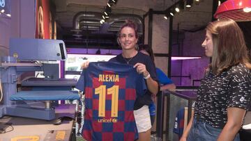 25/07/19 FUTBOL FEMENINO 2029 - 2020 
 FC BARCELONA 
 PUESTA EN VENTA DE LAS CAMISETAS EN EL PASEO DE GRACIA TIENDA OFICIAL 
 VICKY LOSADA Y ALEXIA PUTELLAS