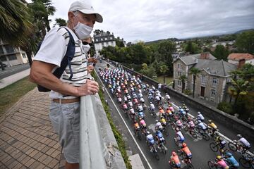 Un seguidor disfruta de la novena etapa del Tour de Francia 2020. 