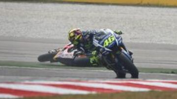 INCIDENTE. Rossi mira a Márquez caído en Sepang tras la acción más comentada del Mundial.